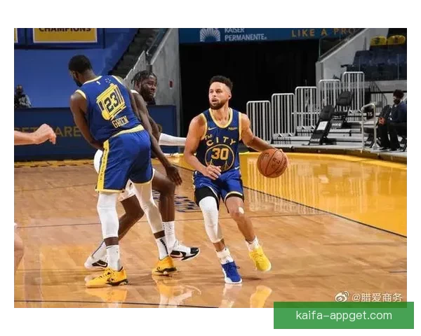 新星三分狂飙成近三十年首人一人追平麦蒂纪录 新星三分狂飙成近三十年首人一人追平麦蒂纪录