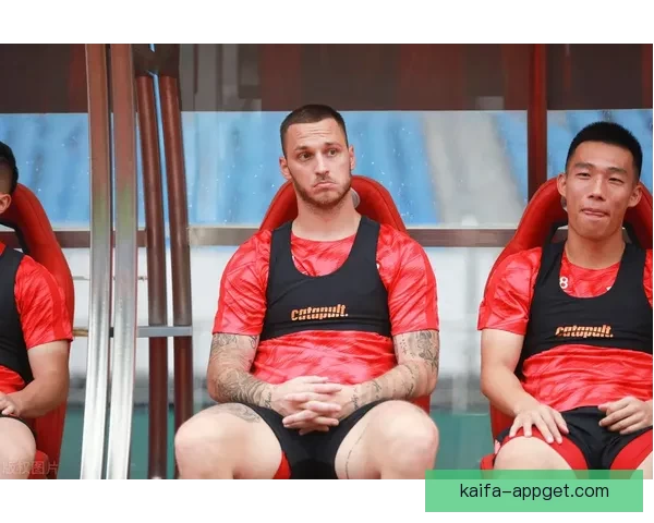 格纳布里模仿戈雷茨卡搞笑举动引发球迷热议成新热点